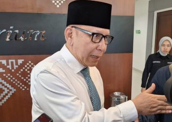 Penjabat (Pj) Sekretaris Daerah Provinsi (Sekdaprov) Sumatera Utara (Sumut) Effendy Pohan menjawab pertanyaan wartawan, usai acara peringatan Bulan K3 di kawasan Kantor Angkasa Pura Avasi, Kualanamu, Deliserdang, Selasa (11/2/2025). Foto/Diskominfo Sumut