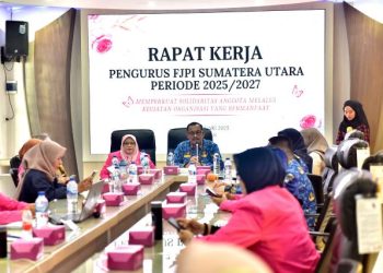 Kepala Dinas Komunikasi dan Informatika Provinsi Sumatera Utara (Sumut), Ilyas S Sitorus menghadiri acara Rapat Kerja Forum Jurnalis Perempuan Indonesia (FJPI) Sumut Periode 2025-2027 di Aula Transparansi Kantor Dinas Kominfo Sumut, Jalan H.M Said Medan, Senin (17/2/2025). Foto/Dinas Kominfo Sumut