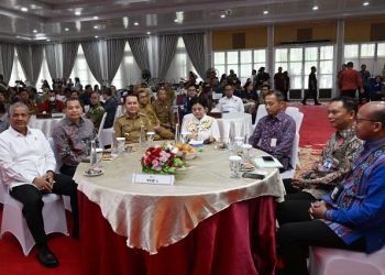 Pj Gubernur Sumut Agus Fatoni Bersama Ketua Dewan Audit yang juga Anggota Dewan Komisioner OJK Shopia Wattimena, Wakil Ketua I DPRD Sumut Sutarto, Forkopimda Sumut, Sekretaris Daerah Sumut MA Effendy Pohan, BPK Perwakilan Sumut, Bank Indonesia Sumut, menghadiri Governansi Insight Forum Otoritas Jasa Keuangan (OJK) yang diselenggarakan oleh OJK di Aula Tengku Rizal Nurdin, Jalan Jenderal Sudirman, Selasa (18/2/2025). Foto/Diskominfo Sumut