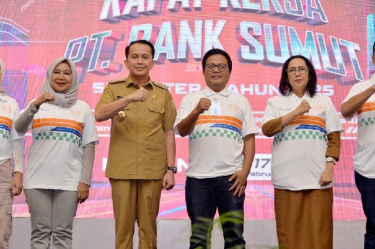 Pj. Gubernur Sumatera Utara (Sumut) Agus Fatoni pimpin rapat kerja PT.Bank Sumut Semester I Tahun 2025 di Ballroom Gedung Bank Sumut Jalan Imam Bonjol Kota Medan, Selasa (18/2/2025). Rapat tersebut dihadiri oleh seluruh Direksi dan Pimpinan PT. Bank Sumut. Foto/Diskominfo Sumut
