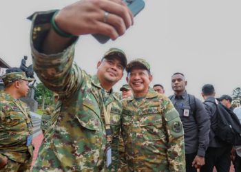 Gubernur Sumut Bobby Nasution foto bersama Menteri Dalam Negeri Tito Karnavian saat mengikuti Retreat Pembekalan bersama Kepala Daerah se Indonesia di Akademi Militer, Magelang, Jawa Tengah, Jumat (21/2/2025). Foto/Diskominfo Sumut
