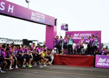 Kepala Kejaksaan Tinggi Sumut (Kajatisu) Idianto melepas peserta Adhyaksa Charity Run Medan 2025 kategori 5K yang diselenggarakan di Lanud Soewondo, Jalan Komodor Adi Sucipto, Medan, Minggu (23/2/2025). Foto/Diskominfo Sumut