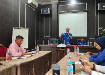 Rektor Universitas Medan Area (UMA) Prof Dr Dadan Ramdan M Eng, MSc didampingi Wakil Rektor Bidang Mutu SDM dan Perekonomian Dr Dedi Sahputra S.Sos, MA saat acara Temu Ramah dengan wartawan mitra UMA, di Pancur Gading Hotel dan Resort, Pamah Delitua, Deliserdang, Senin (24/2/2025). Foto/medandaily.com/zainul abdi nasution