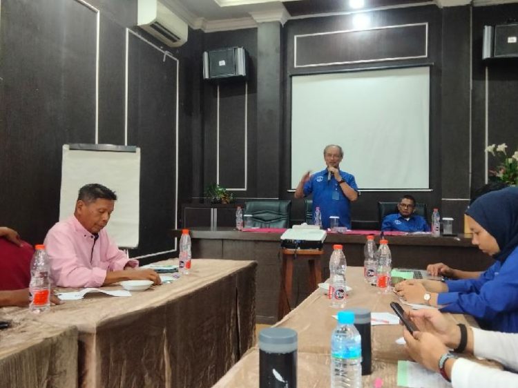 Rektor Universitas Medan Area (UMA) Prof Dr Dadan Ramdan M Eng, MSc didampingi Wakil Rektor Bidang Mutu SDM dan Perekonomian Dr Dedi Sahputra S.Sos, MA saat acara Temu Ramah dengan wartawan mitra UMA, di Pancur Gading Hotel dan Resort, Pamah Delitua, Deliserdang, Senin (24/2/2025). Foto/medandaily.com/zainul abdi nasution
