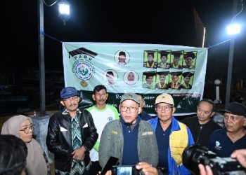 Kadis Kominfo Provinsi Sumatera Utara (Sumut) Ilyas S Sitorus di bersama Anggota DPRD Sumut Aripay Tambunan yang juga Ketua Persatuan Alumni Doktor UNIMED (PADU) serta para Guru Besar UNIMED pada acara Retreat Profesor bersama PADU di Parapat, Simalungun, Sabtu (8/2/2025). Foto/Diskominfo Sumut