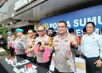 Kapolrestabes Medan Gidion Arif Setyawan memaparkan keberhasilan anggota mengungkap kasus komplotan bongkar rumah mewah antar propinsi di Medan, Senin (10/2/2025).