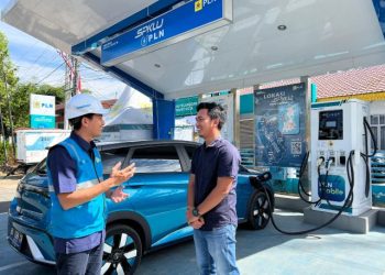 Petugas PLN saat bercengkrama dengan pelanggan SPKLU Sibolga yang sedang melakukan pengisian baterai kendaraan.