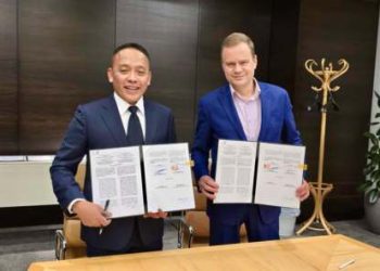 Direktur Utama PTPN IV PalMco Jatmiko Santosa bersama Direktur Supply Chain Unilever Willem Uijen menandatangani kontrak kerjasama jangka panjang dalam rantai pasok PKO yang lestari melalui pengembangan dua unit Kernel Cruishing Plant. Mengambil tempat di London, pertengahan pekan lalu, Penandatangan juga dihadiri oleh Wakil Direktur Utama PTPN III (Persero) Denaldy Mulino Mauna. Foto/medandaily.com/ist