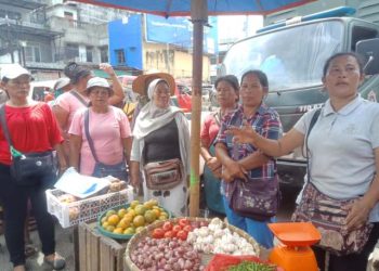 DISKRIMINASI-Sejumlah pedagang Sukaramai, Selasa (18/2/2025) menyampaikan keluhannya dengan perlakuan diskriminasi dari Pemko Medan, mengakibatkan dagangan mereka sepi pembeli. Foto/medandaily.com/asril tanjung