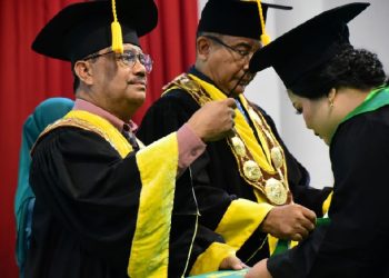 Rektor Unimed, Prof. Dr. Baharuddin, ST., M.Pd melantik seorang lulusan pada wisuda periode Februari 2025, yang berlangsung selama tiga hari, mulai 19 hingga 21 Februari 2025 di Gedung Auditorium Unimed.