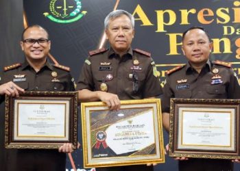 Kepala Kejaksaan Tinggi Sumatera Utara Idianto,SH,MH (tengah) menerima penghargaan Performa Reformasi Birokrasi di Lingkungan Kejaksaan Republik Indonesia 2024, Rabu (19/2/2025) di Gedung Utama lantai 11 Kejaksaan Agung RI Jakarta.