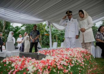 Wali Kota Medan Rico Waas berziarah ke makam almarhum ayahanda nya di TPU Pondok Rangon, Cipayung, Jakarta Timur, Kamis (20/2/2025).