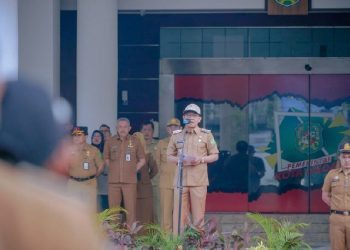 Wakil Wali Kota H. Zakiyuddin Harahap saat memberikan arahan pada Apel Bersama Awal Masa Wali Kota dan Wakil Wali Kota Medan Periode 2025-2030, Senin (24/2/2025) di halaman kantor wali kota.