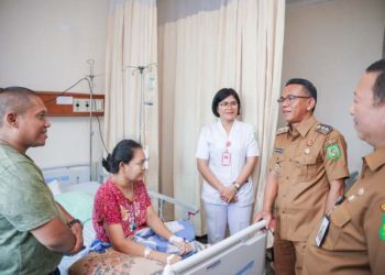 Wakil Wali Kota Medan Zakiyuddin Harahap, berbincang dengan pasien saat melakukan peninjauan ke RSUD Dr. Pirngadi Medan, Senin (24/2/2025).
