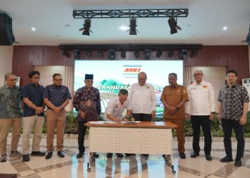 Penandatanganan Nota Kesepahaman dengan Perguruan Tinggi dalam mendukung inovasi dan kajian ilmiah dalam bidang ketenagalistrikan, disaksikan oleh PLN bersama Ketua MKI dan perwakilan Pemprov Sumut.