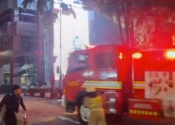 Mobil damkar tiba ke gedung Kementerian ATR/BPN, Sabtu (8/2/2025) malam. Foto/tangkapan layar YouTube