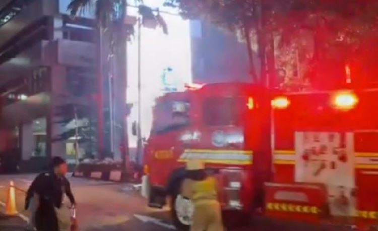 Mobil damkar tiba ke gedung Kementerian ATR/BPN, Sabtu (8/2/2025) malam. Foto/tangkapan layar YouTube