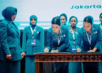 Ketua Umum Tim Penggerak Pemberdayaan dan Kesejahteraan Keluarga (TP PKK) dan Tim Pembina Posyandu Pusat Tri Tito Karnavian melantik Kahiyang Ayu sebagai Ketua TP PKK dan Tim Pembina Posyandu Provinsi Sumut Periode 2025-20230 bersama Ketua TP PKK dan Tim Pembina Posyandu Provinsi se Indonesia Lainnya di Aryanusa Ballroom, Menara Danareksa, Jakarta, Kamis (20/2/2025). Foto/Diskominfo Sumut