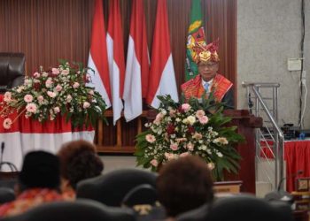 Wakil Gubernur Sumatera Utara (Sumut) Surya menghadiri dan memberi sambutan pada Rapat Paripurna Istimewa DPRD Kabupaten Karo dalam rangka Peringatan Hari Jadi Ke-79 Kabupaten Karo di ruang rapat paripurna gedung DPRD Karo Jalan Djamin Ginting, Kabanjahe, Sabtu (8/3/2025). Foto/Diskominfo Sumut