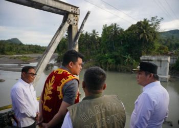 Gubernur Sumatera Utara (Sumut) Bobby Nasution meninjau jembatan ambruk di Desa Tuwuna, Kecamatan Mandrehe, Kabupaten Nias Barat, Minggu (9/3/2025). Foto/Diskominfo Sumut