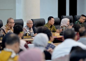 Wakil Gubernur Sumatera Utara, Surya memimpin rapat Tim Pengendalian Inflasi Daerah (TPID) se-Sumut di Aula Raja Inal Siregar Lantai 2 Kantor Gubernur Sumut, Jalan Diponegoro 30, Kota Medan, Jumat (14/3/2025). Foto/Diskominfo Sumut
