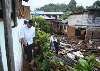 Gubernur Sumut, Bobby Nasution meninjau lokasi banjir bandang di Kelurahan Aek Tapang, Kota Padangsidimpuan, Senin (17/3/2025). Foto/Diskominfo Sumut