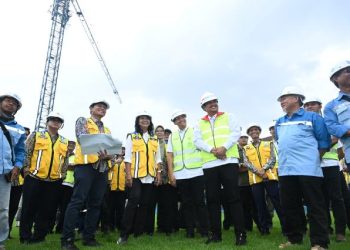 Gubernur Sumatera Utara Bobby Afif Nasution bersama Walikota Medan Rico Waas mendampingi Wakil Menteri Pekerjaan Umum Diana Kusumastuti saat melakukan kunjungan kerja ke Stadion Teladan Medan, Rabu (19/3/2025). Foto/Diskominfo Sumut