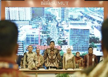 Gubernur Sumut Muhammad Bobby Afif Nasution menghadiri Rapat Umum Pemegang Saham Tahunan PT. Bank Sumut Tahun Buku 2024 di Ballroom Lt.10 PT. Bank Sumut Jalan Imam Bonjol Nomor 18 Medan, Kamis (20/3/2025). RUPS dihadiri Ketua DPRD Sumut Erni Ariyanti, Ketua OJK Sumut Khoirul Muttaqien, Direktur Utama Bank Sumut Babay Parid Wazdi serta para Bupati dan Wali Kota se-Sumut. Foto/Diskominfo Sumut