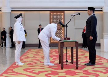 Gubernur Sumatera Utara (Sumut) Bobby Nasution didampingi oleh Ketua TP PKK Provinsi Sumut Kahiyang Ayu melantik Bupati dan Wakil Bupati Mandailing Natal (Madina) terpilih periode 2025-2030 di Aula Raja Inal Siregar Kantor Gubernur Sumut Jalan Diponegoro Kota Medan. Jumat (21/3/2025). Foto/Diskominfo Sumut