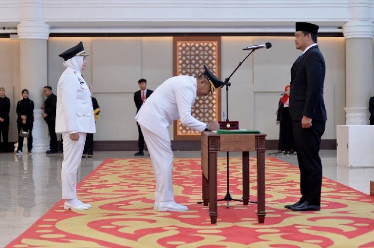 Gubernur Sumatera Utara (Sumut) Bobby Nasution didampingi oleh Ketua TP PKK Provinsi Sumut Kahiyang Ayu melantik Bupati dan Wakil Bupati Mandailing Natal (Madina) terpilih periode 2025-2030 di Aula Raja Inal Siregar Kantor Gubernur Sumut Jalan Diponegoro Kota Medan. Jumat (21/3/2025). Foto/Diskominfo Sumut