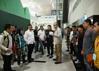 Sekdaprov Sumut Effendy Pohan didampingi Kepala Badan Penghubung Provinsi Sumut Ichsanul Arifin Siregar bersama 33 orang korban Tindak Pidana Perdagangan Orang (TPPO) saat tiba di Bandara Kualanamu Internasional Airport, Sabtu malam (22/3/2025). Foto/Diskominfo Sumut