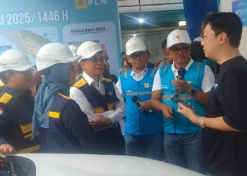 General Manager PLN UID Sumatera Utara, Agus Kuswardoyo bersama rombongan kementerian saat berbincang dengan pelanggan SPKLU.