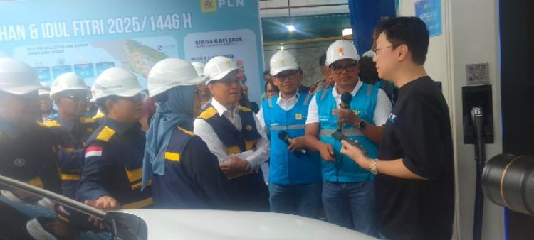 General Manager PLN UID Sumatera Utara, Agus Kuswardoyo bersama rombongan kementerian saat berbincang dengan pelanggan SPKLU.