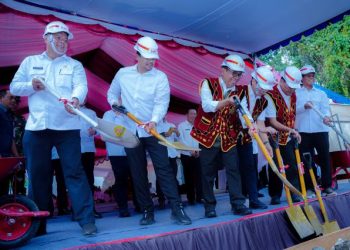 Gubernur Sumatera Utara Bobby Nasution bersama Menteri Kesehatan Budi Gunadi Sadikin, melakukan peletakan batu pertama (groundbreaking) Program Hasil Terbaik Cepat (PHTC) Peningkatan Kualitas RSUD Tafaeri, Sabtu (22/3/2025). Foto/Diskominfo Sumut
