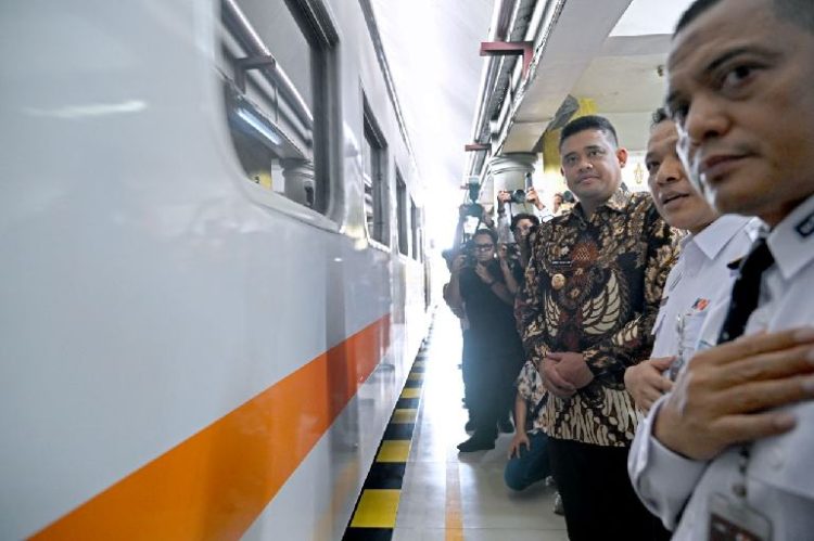 Gubernur Sumut Bobby Nasution melepas keberangkatan mudik lebaran gratis bersama Pemprov Sumut Tahun 2025 di Stasiun Kereta Api, Medan, Kamis (27/3/2025). Foto/Diskominfo Sumut