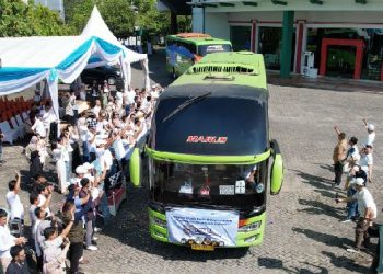 MUDIK GRATIS-Anak usaha Holding Perkebunan Nusantara PTPN III (Persero), PT Perkebunan Nusantara IV PalmCo memberangkatkan 1.020 pemudik secara serentak ke 10 kota tujuan di berbagai penjuru Nusantara jelang perayaan idulfitri 1446 hijriah tahun 2025. Foto/medandaily.com/ist