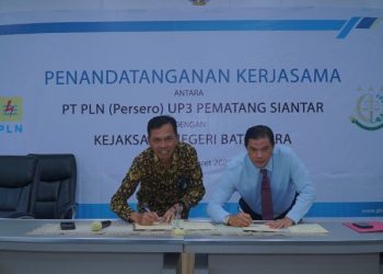 Penandatangan Perjanjian Kerja Sama oleh Manager PLN UP3 Pematangsiantar, Ramses Manalu (kiri) Bersama Kepala Kejaksaan Negeri Batubara, Diky Oktavia, SH, M.Hum.,(kanan).