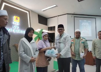 Penyerahan bingkisan ramadhan oleh General Manager PLN UID Sumut, Agus Kuswardoyo kepada penerima manfaat.