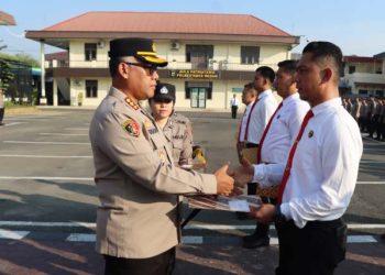 Kapolrestabes Medan Kombes Pol Gidion Arif Setyawan menyerahkan penghargaan kepada personel yang berprestasi ungkap kasus besar, Senin (10/3/2025).
