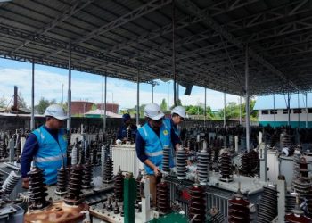 General Manager PLN UID Sumut saat melakukan inspeksi pada Trafo di Gudang UP2D Nias