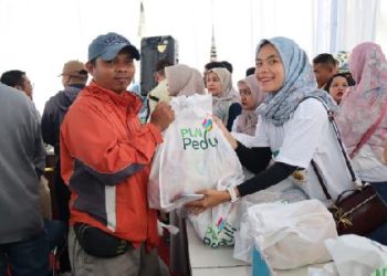 Senyum Srikandi PLN UID Sumut dan warga yang terpancar dengan ketulusan hati