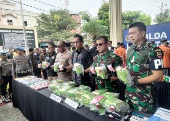 Kapolrestabes Medan Kombes Gidion Arif Setyawan memaparkan keberhasilan anggota ungkap penyelundupan sabu sebanyak 34 kilogram, Jumat (14/3/2025).