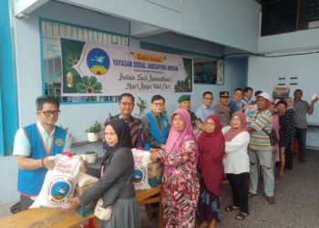 SIMBOLIS-Ketum Angsapura Medan Fuad Halimoen didampingi sejumlah Muspika Medan Area, serta sejumlah pengurus lainnya saat menyerahkan bantuan Pakat Lebaran kepada sejumlah warga di Halaman Sekretariat Angsapura Jalan Logam Medan, Jumat (14/03/2025). Foto/medandaily.com/asril tanjung