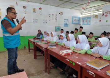 General Manager PLN UID Sumut, Agus Kuswardoyo saat berbagi ilmu pengetahuan tentang profe dan kelistrikan kepada anak-anak didik Madrasah.
