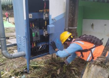 Petugas pelayanan teknik sedang melakukan pengamanan pada jaringan 20kV.