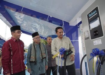 Senior Manager Distribusi PLN UID Sumut, Hariadi Fitrianto saat menjelaskan cara penggunaan SPKLU kepada Pemerintah kota Pematangsiantar.
