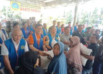 SIMBOLIS-Jajaran Pengurus Yayasan Sosial Angsapura Medan dan TDS Angsapura serta Muspika Kecamatan Tanjungmorawa, menyerahkan paket lebaran secara simbolis kepada sejumlah warga di Pelataran Kantor TDS Angsapura Tanjungmorawa, Minggu (16/03/2025). Foto/medandaily.com/asril tanjung