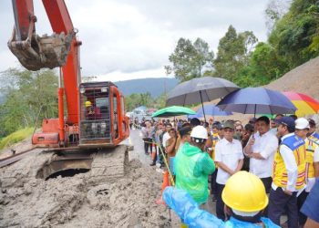Gubernur Sumatera Utara (Sumut) Bobby Nasution meninjau kondisi jalan nasional Batu Jomba di Kabupaten Tapanuli Selatan (Tapsel), Senin (17/3/2025) siang.