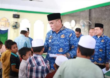 Bupati Madina bersama anak yatim piatu.