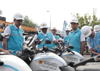 General Manager PLN UID Sumatera Utara, Agus Kuswardoyo (tengah) bersama Manajemen saat melakukan pengecekan kendaraan operasional.